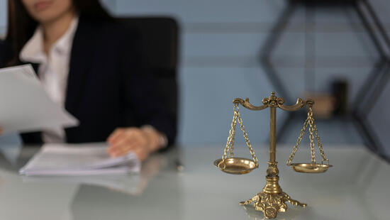 Waage auf einem Tisch